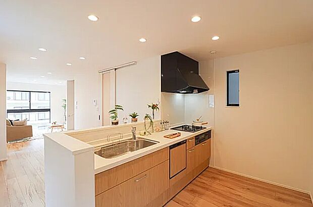 【【ドリームタウンシリーズ施工例】】■3口コンロのスタンダードなキッチンは、調理の効率が抜群です。焼く、蒸す、煮るの3つの工程を同時に進められるため、時短調理を叶えます。忙しい日でも手際よく料理を楽しめる設計です。