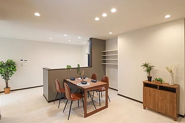 【【ドリームタウンシリーズ施工例】】■対面キッチンは、調理中もリビングやダイニングの家族の様子を確認できる安心設計。キッチンにいながら自然と会話が生まれるので、家族とのコミュニケーションを大切にしたい方におすすめです。