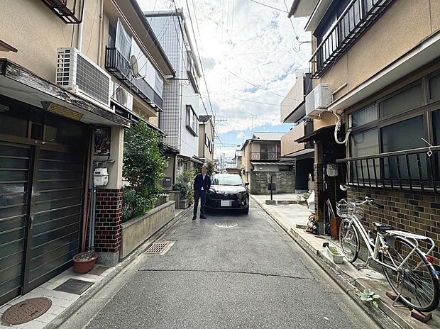 【【現地写真】】教育環境充実! 小・中学校が徒歩10分圏内で、お子様の通学も安心。家族みんなが快適に暮らせる、子育て世帯にもおすすめの立地です。現地(2024年12月)撮影