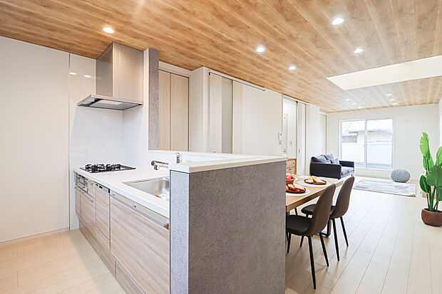 【【ドリームタウンシリーズ施工例】】◆正面に遮るものがない対面キッチンで、リビングルームにいるご家族の様子を見ながら調理が可能。キッチンにいても家族と会話をしやすいのも嬉しいポイントです。