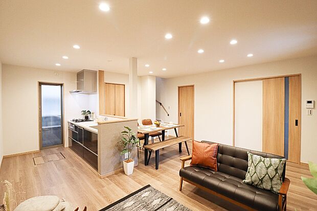 【【ドリームタウンシリーズ施工例】】■ご家族みんなが自然と集まり、くつろげるゆったりとしたリビング。開放感のある空間設計で日常のひとときを心地よく過ごすことができます。