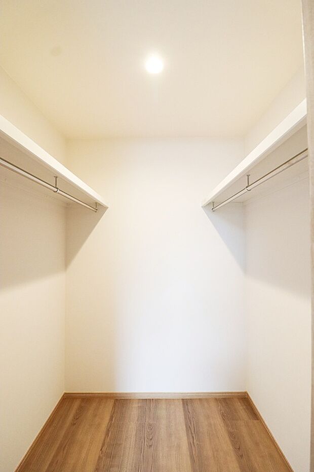 【【ドリームタウンシリーズ施工例】】■各洋室に収納を備えることで、衣類や荷物もすっきり整理。お部屋を広く使えて、家具配置の自由度もアップします。ウォークインクローゼットはキャリーケースなど大きい荷物もラクラク収納可能です。