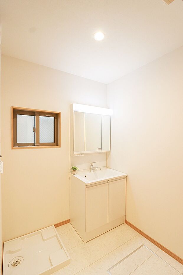 【【ドリームタウンシリーズ施工例】】■使い勝手の良い鏡裏収納付3面鏡型の独立洗面化粧台。ご家族そろって身支度可能なゆとりの洗面スペースで、朝の身支度もスムーズに。