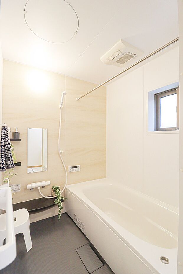 【【ドリームタウンシリーズ施工例】】■浴室暖房乾燥機付きで、花粉の時期や雨の日が多い梅雨の時期も安心です。また、冬のヒートショック対策にも。大人の方でもゆったり足がのばせます。