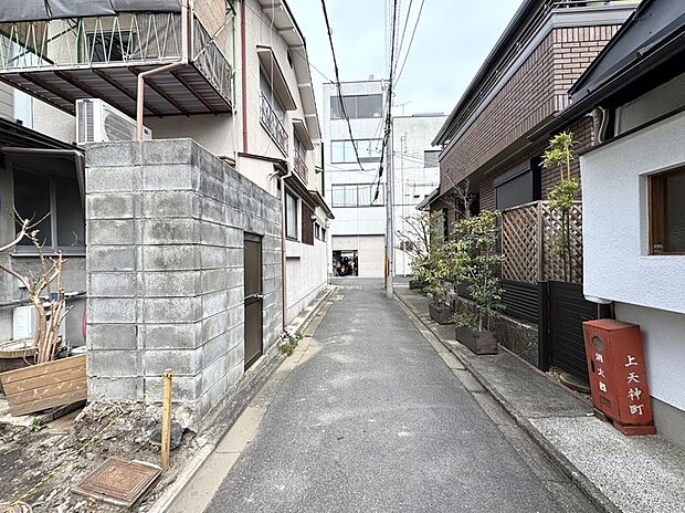 【【前道写真】】■前道は車通りが少なく落ち着いた環境に位置し、穏やかな毎日を過ごすことができます。南東向きのため明るい光が差し込みます。