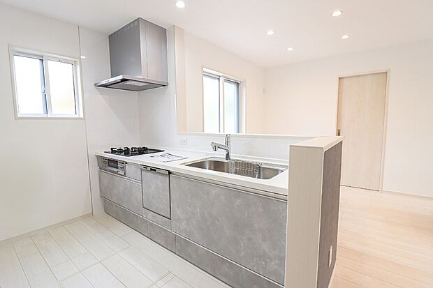 【【ドリームタウンシリーズ施工例】】■対面キッチンはリビングを見渡せ、家族との会話も自然に広がります。お子様の様子を見守りやすく、家事と育児を両立しやすいのも魅力。配膳や片付けの動線もスムーズで毎日の家事効率がアップします。