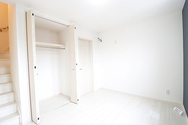 【【ドリームタウンシリーズ施工例】】■各洋室に収納を備えることで、衣類や荷物もすっきり整理。お部屋を広く使えて、家具配置の自由度もアップします。寝室・子供部屋・ワークスペースなどライフスタイルに合わせて柔軟に使えるのも魅力です。