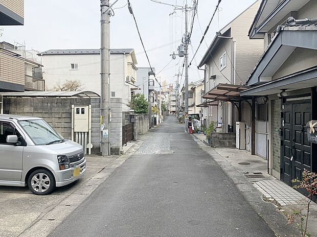 【【前道写真】】■前道は車通りが少なく落ち着いた住環境。車の出入りもしやすく、駐車時や乗り降りの際も安心です。小さなお子様のいるご家庭やゆったりとした生活を求める方におすすめの住環境です。現地（2026年3月）撮影
