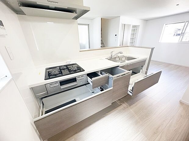 【【キッチン収納】】■食器や食料品が収納できる大容量のキッチン収納です。キッチン周りがスッキリと片付くのでママも嬉しいですね。
