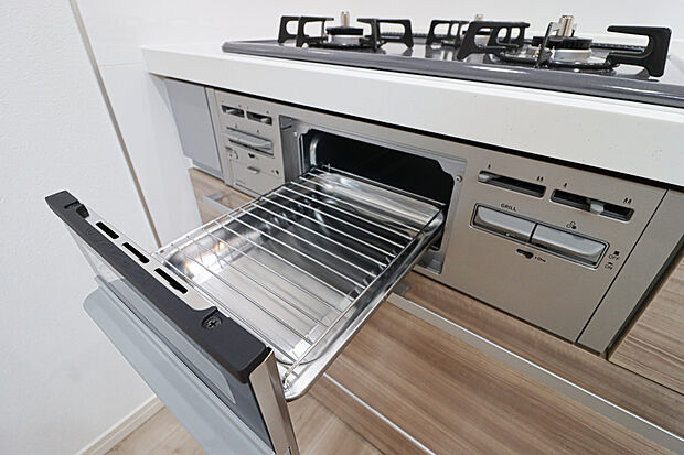 【【グリル】】■フライパンで焼くことの多い肉料理を代わりにグリルを使えば、油をひく必要もなく、余分な脂も落として焼けるため、フライパンを使った時よりも多く油脂分をカットできます。
