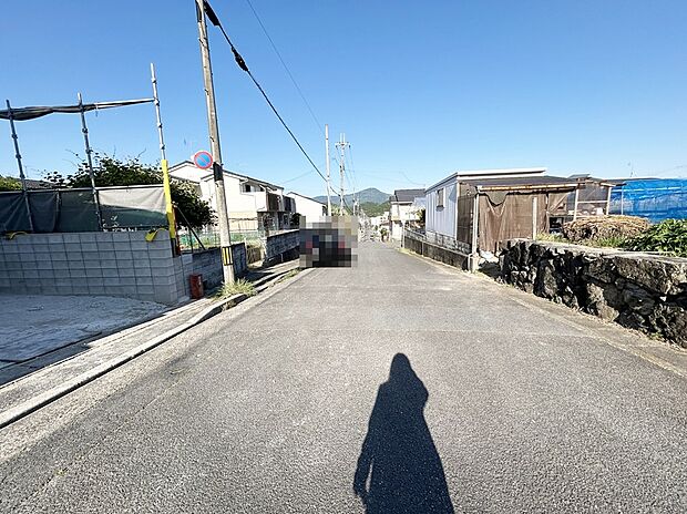 【【前道写真】】■前道は車通りが少なく落ち着いた住環境。車の出入りもしやすく、駐車時や乗り降りの際も安心です。小さなお子様のいるご家庭やゆったりとした生活を求める方におすすめの住環境です。現地（2026年5月）撮影