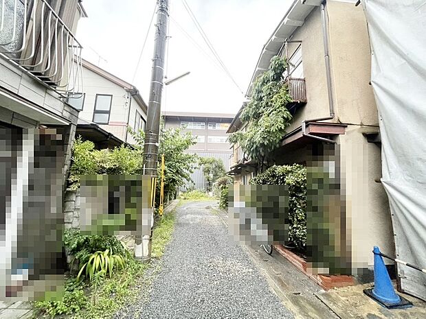 【【前道写真】】■実際の立地や周辺環境、日当たりや前道の様子などは、現地でこそわかるポイントが沢山あります。写真や図面だけでは伝わらない雰囲気を、ぜひ現地で一緒に確認してみませんか。現地(2026年7月)撮影