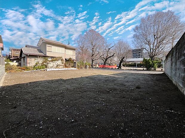 【【現地写真】】■目の前が公園の開放的なロケーション。お子様の遊び場がすぐそばにあり、子育て世帯にも嬉しい住環境です。分譲地なので街並みも整い、安心感のある暮らしが叶います。現地（2026年2月）撮影