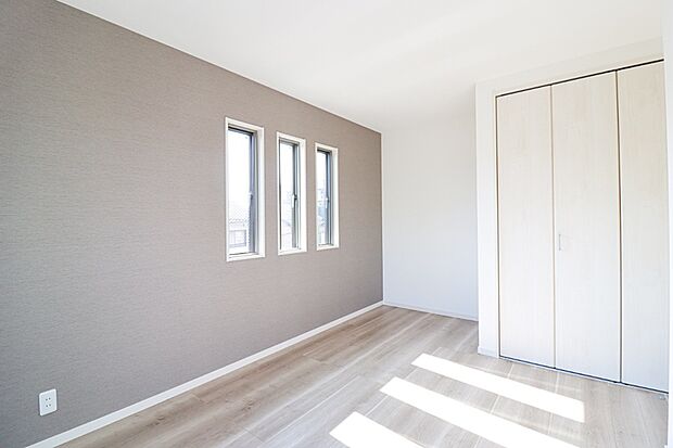 【【ドリームタウンシリーズ施工例】】お部屋のクロスや内装は好みのものをお選びいただけます。アクセントクロスは、お部屋の雰囲気をガラリと変えてくれます。