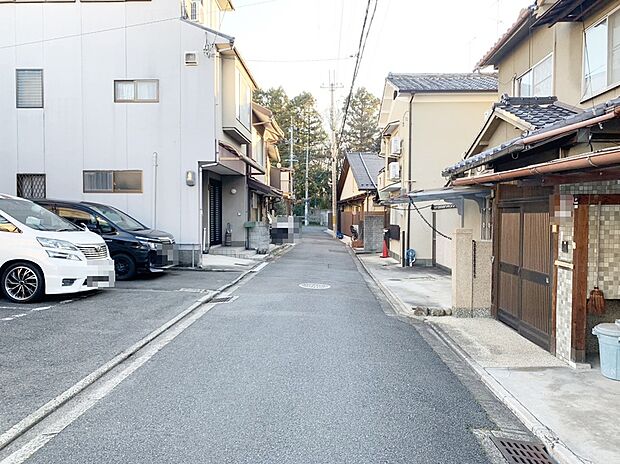 【【前道写真】】■周辺は落ち着いた街並みで、騒音が少なく穏やかな暮らしが叶います。日中も夜間も静かに暮らせるため、子育て世帯や在宅ワークにもおすすめ。住み心地の良い住環境です。現地(2026年1月)撮影