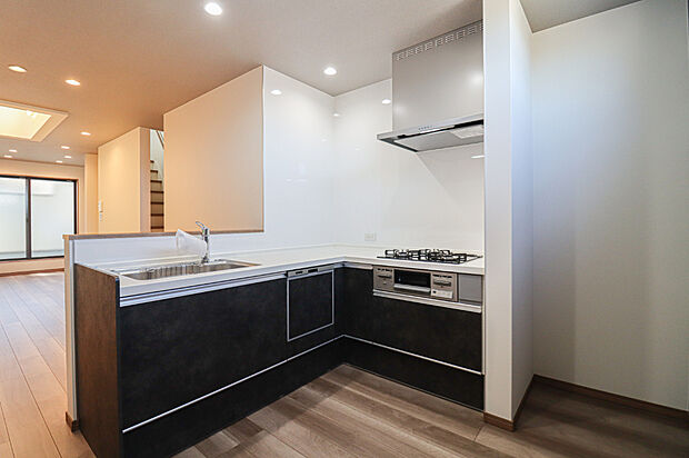 小回りが利くL字型キッチン!家事の時間を短縮することが可能!
室内(2025年9月)撮影