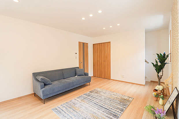 【施工例：リビング】
広々20帖のリビングは大型テレビも置くことができる広さ！
リビングの窓からはお庭が見えます！