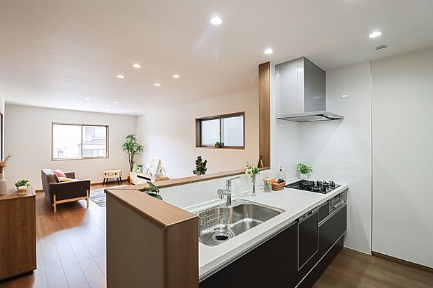 【施工例:キッチン】
対面式のキッチンはご家族とのコミュニケーションを大事にしながら家事ができていいですね♪