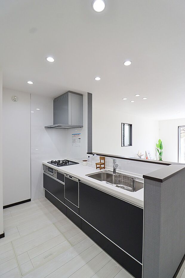 【施工例:キッチン】
ご家族との会話を楽しみながらお料理ができる対面式のキッチン!
広いキッチンはお子様と並んでお料理やお菓子作りなどを楽しめます♪