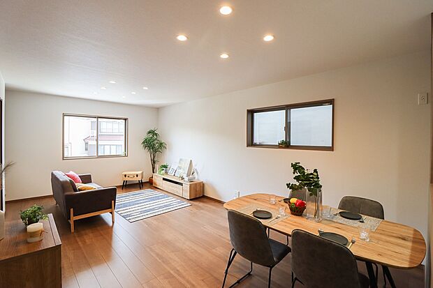 【施工例：リビング】
ゆったり20帖以上のリビングは大型テレビも置ける広さ！
お子様が走り回っても十分な広さがあるので、安心です♪
