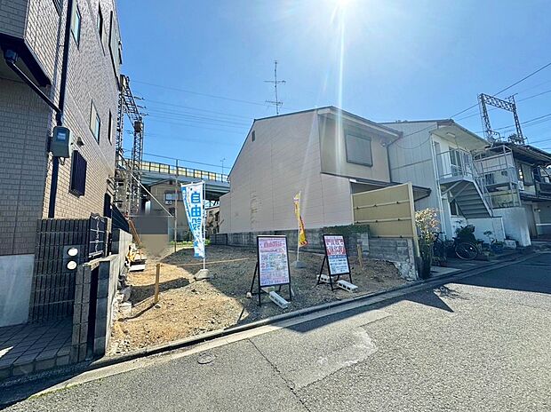 京阪中書島駅まで徒歩8分！
大阪方面や三条方面へのお出かけがしやすい立地！
小中学校が徒歩7分圏内の安心地♪
現地（2026年1月）撮影