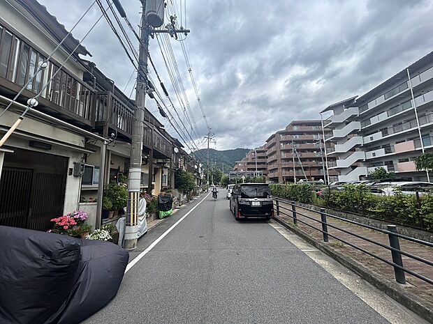 【前道の様子です!】前道の幅が広く、車が停めやすい!現地(2025年5月)撮影