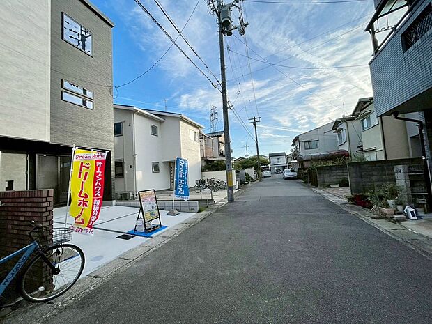 【現地】駐車が苦手な方にも嬉しい前面6m道路に面した住まい。
現地(2025年10月)撮影