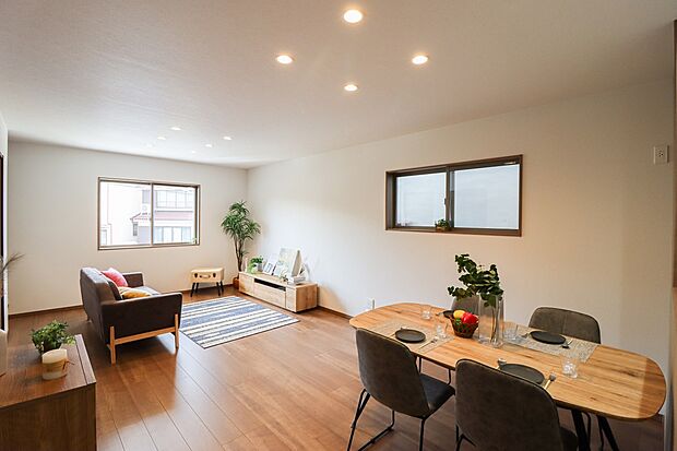 【施工例:リビング】広々19帖のリビング♪
リビングには階段があり、毎日家族とのコミュニケーションが取りやすい空間です♪