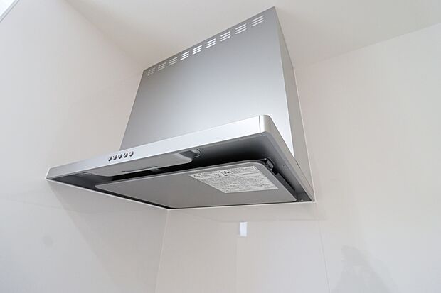 【【施工例:換気扇】】◆コンロ上方がフードに覆われることで、調理の煙や臭い、油分を効率よく吸い込むことができます。