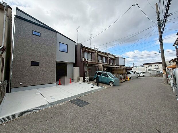 【【前道含む現地写真】】前道ゆったり6m×間口ドーンと7.1m!
お車の駐車がしやすい立地♪
現地(2026年2月)撮影