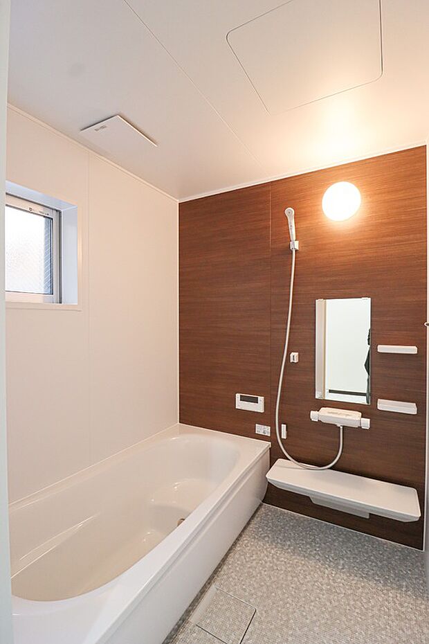 【【施工例:浴室】】ゆったり1坪タイプの浴室は大人の方でも足を伸ばしてくつろげる広さ!
追い焚き機能がございますので、いつでも暖かいお湯に入れます♪