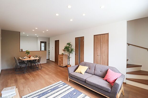 【【施工例：リビング】】南向きの大きい窓からは採光がたっぷり差し込みます！
いつでもお部屋が暖かく明るい空間になりますね♪
リビング階段がございますので、ご家族と毎日顔を合わせることができて安心ですね！