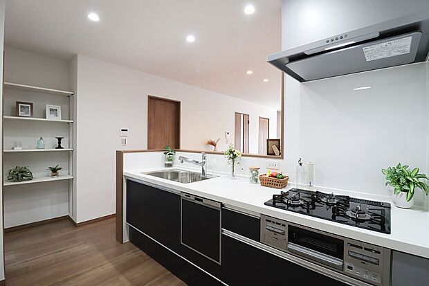 【【施工例：キッチン】】対面式のキッチンはご家族との会話を楽しみながらお料理ができます！
キッチンからはリビングの様子がよく見えるため、安心してお料理ができます♪