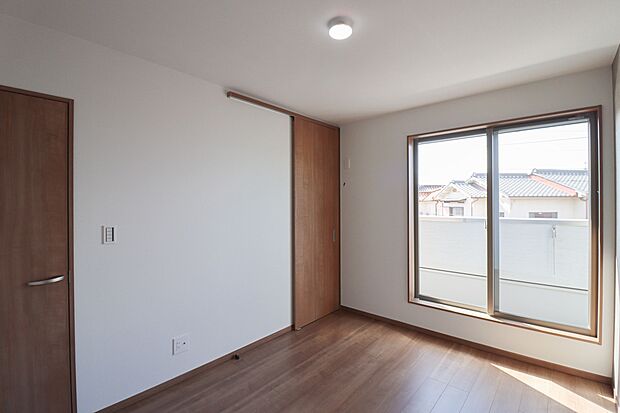 【【施工例：洋室】】全居室に収納あり！
棚や収納グッズを駆使して収納を有効活用することで、お部屋を最大限に広く使用することが可能に♪
2階に洗面・浴室がございますので、階段の昇降なく、就寝準備ができます！