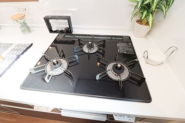 【【施工例・3口コンロ】】同時調理が可能で、毎日の料理をスムーズにサポート!