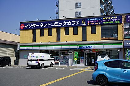 ファミリーマート 伏見出羽屋敷店 600ｍ(徒歩9分)