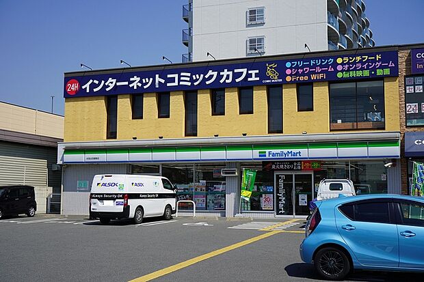 ファミリーマート 伏見出羽屋敷店（約600m）