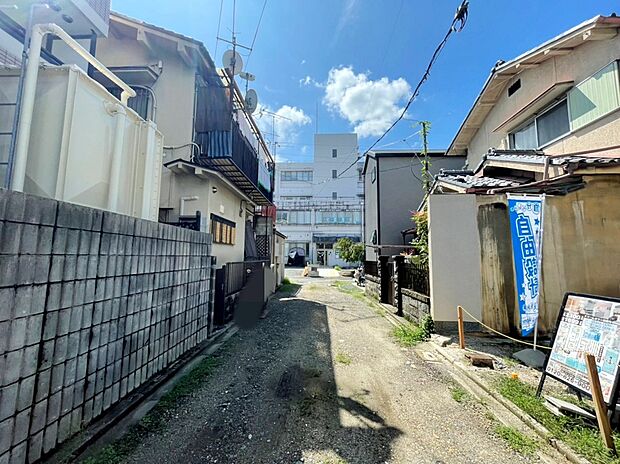 【 【現地】】教育施設が近く、子どもたちの毎日の通園・通学をサポートする住環境です☆
・伏見住吉小学校…徒歩5分（約356m）
・伏見中学校…徒歩10分（約769m）
現地（2026年9月撮影）