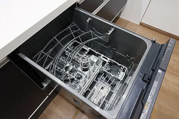 【【食器洗浄乾燥機】】◆後片付けをサポート！食事後の家族のくつろぎタイムもゆっくりともてます♪
◆朝食準備や送り迎え…と忙しい朝も大助かり！　環境にも手肌にも優しい設備です！
