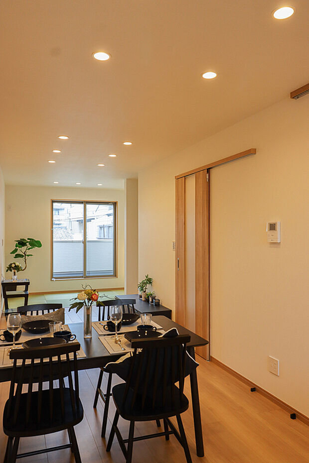 ゆったり18帖超のリビングは自然とご家族が集まる空間に♪(R6.2撮影)