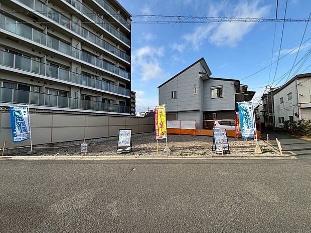 【現地写真】
ゆったり間口の南向き！日当たり＆風通し良好で洗濯物もよく乾く！
間口が広いと間取りの自由がききやすく、土地の魅力を最大限に活かした住まいづくりが実現できます♪
（写真撮影R8.1）