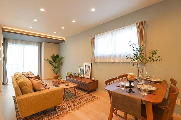 【ドリームタウンシリーズ施工例：リビング】自由設計だからこそＬＤＫはこだわりたい！休日は光をたっぷりと取りこめるリビングでゆったりと過ごしませんか。