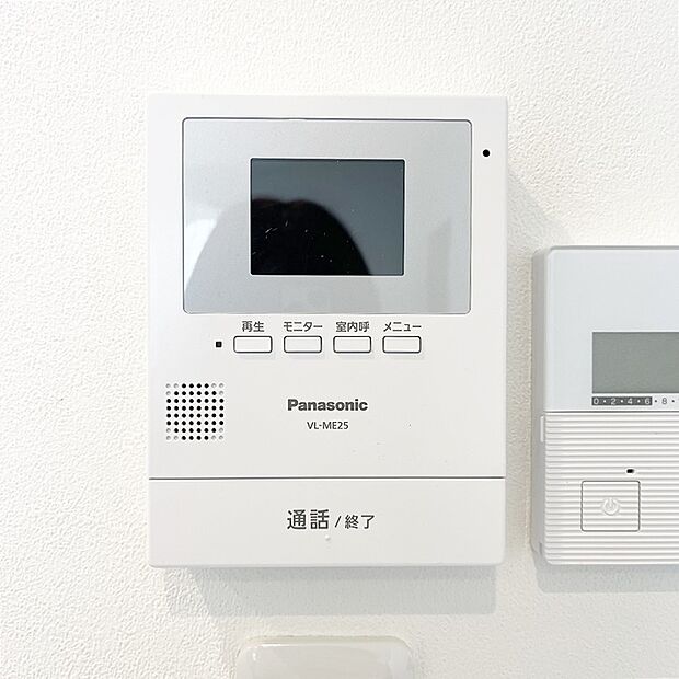 【TVモニター付インターフォン】来客者を確認出来るTVモニタ-付インターフォン。
普段の生活時はもちろん、お子様が一人でお留守番する際にも安心ですね!