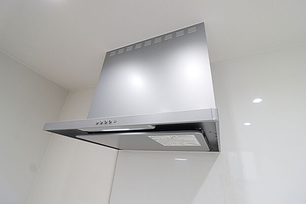 【レンジフード】コンロ上方がフードに覆われることで、調理の煙や臭い、油分を効率よく吸い込むことができます。
