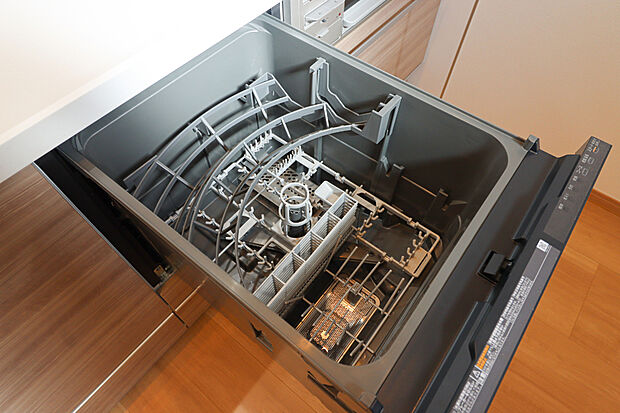 【【食器洗い乾燥機】】■後片付けをサポート!食事後の家族のくつろぎタイムもゆっくりともてます!
■朝食準備や送り迎え…と忙しいママも大助かり!環境にも手肌にも優しい設備です♪