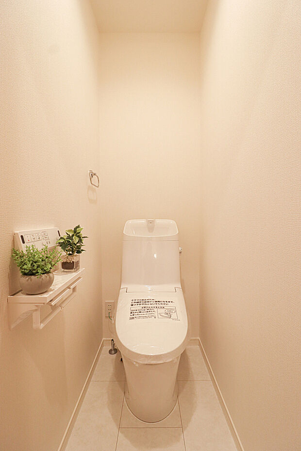 【【トイレ】】温水洗浄便座が嬉しい!2ヶ所にあるため、朝の混雑問題も解消♪(R6.2撮影)