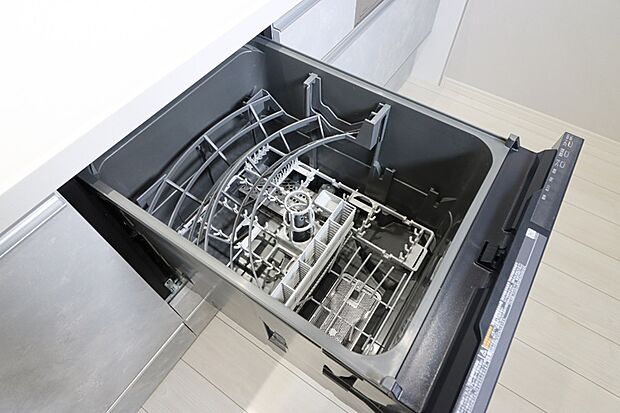 【【食器洗浄乾燥機】】◆後片付けをサポート！　食事後の家族のくつろぎタイムもゆっくりともてます♪
◆朝食準備や送り迎え…と忙しいママも大助かり！　環境にも手肌にも優しい設備です！
