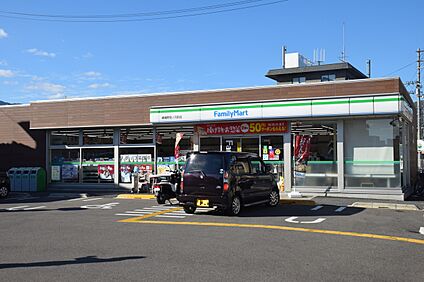 ファミリーマート 約301ｍ(徒歩4分)