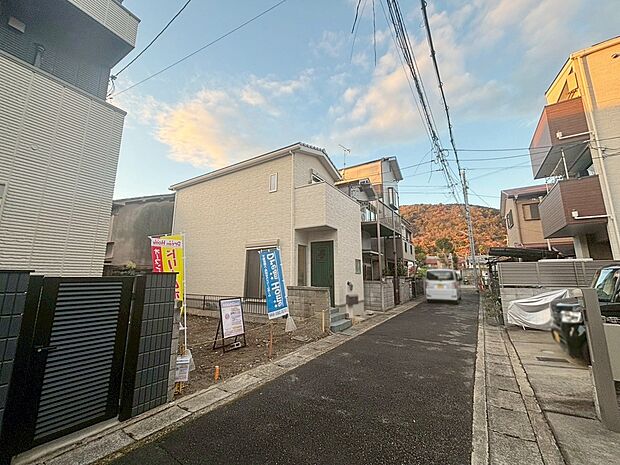 【【現地の様子】】現状:更地 実際に現地の様子を見てみませんか?周辺施設も合わせてグルっとご案内いたします♪(R7.12撮影)