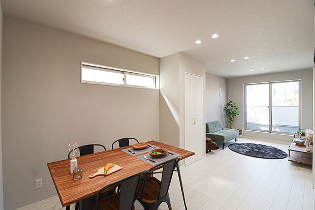 【【ドリームタウン施工例:リビング】】オープンでのびやかな空間を生み出す、こだわりの広がりとゆとり。家族と過ごす時間を大切にしたい方にぴったりの明るくゆとりある住空間です。【建物プラン例】建物1799万円・建物面積87.64m2